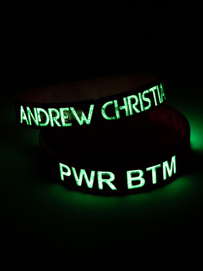 https://www.poppers-italia.com/images/product_images/popup_images/8911-pwr-btm-glow-in-the-dark-wristband__1.jpg