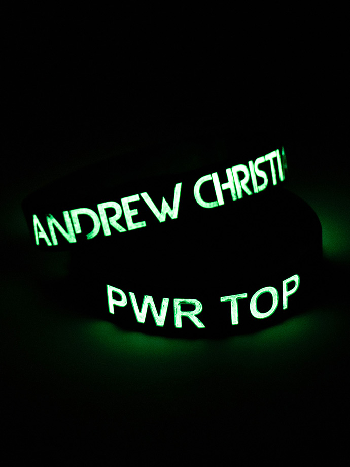 https://www.poppers-italia.com/images/product_images/popup_images/8912-pwr-top-glow-in-the-dark-wristband__1.jpg